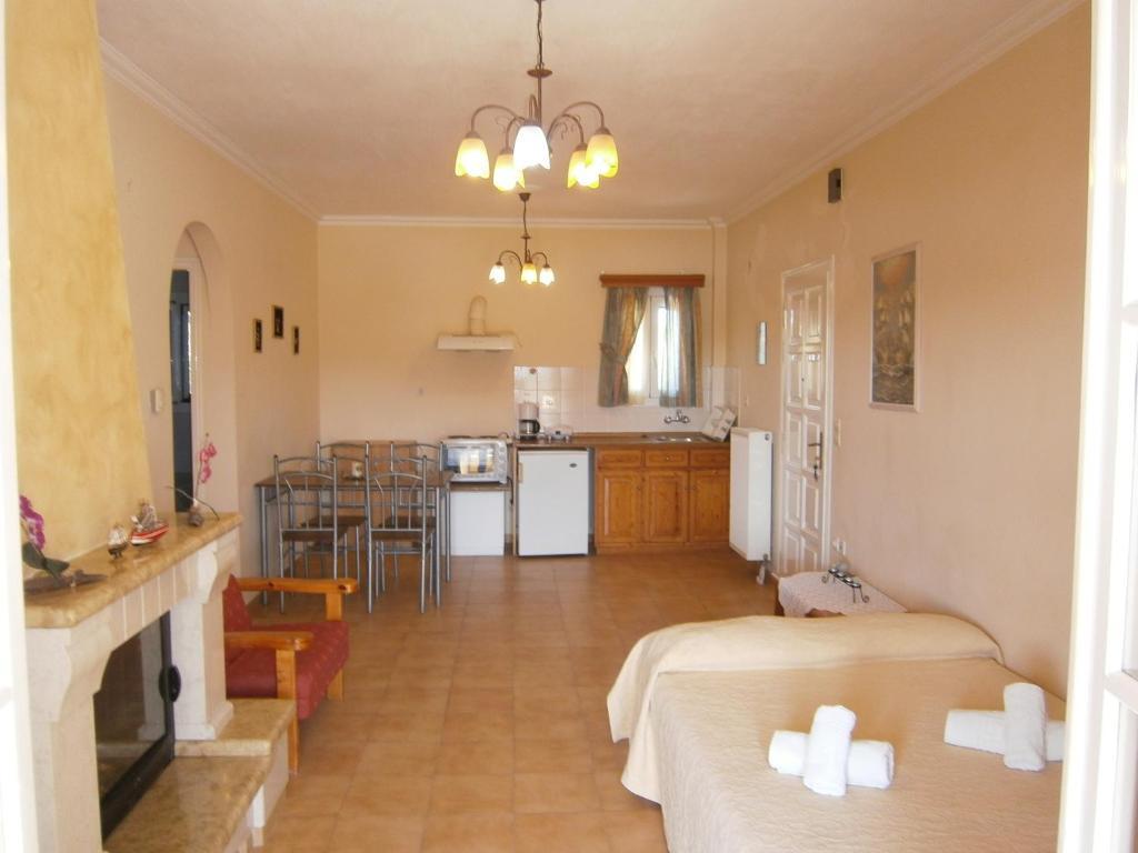 Athineos Apartments 코메넌 객실 사진